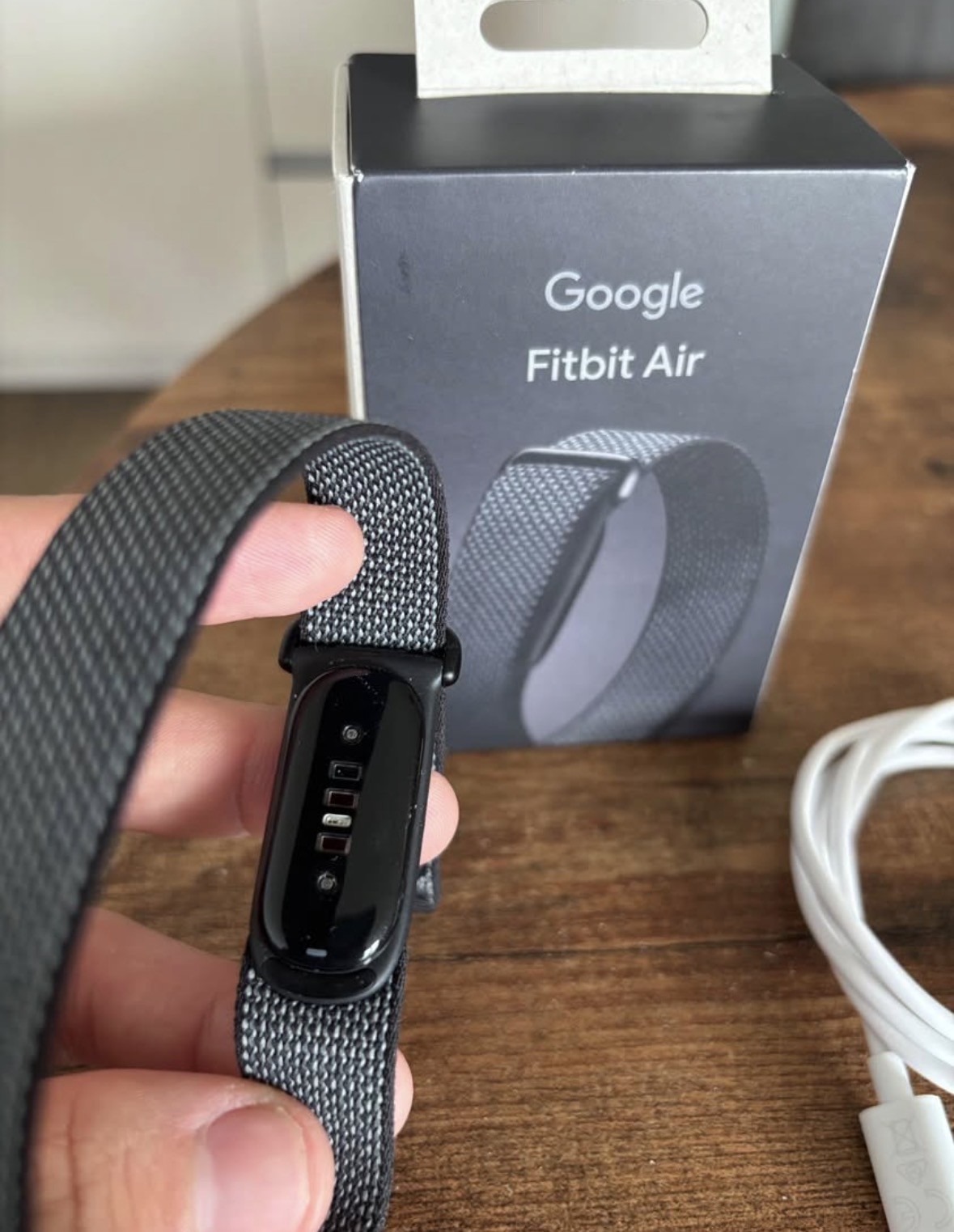Spodní strana Fitbit Air se senzorovým modulem a optickými snímači